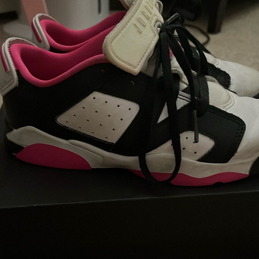 Girls Jordan’s 6 retro low size 1.5